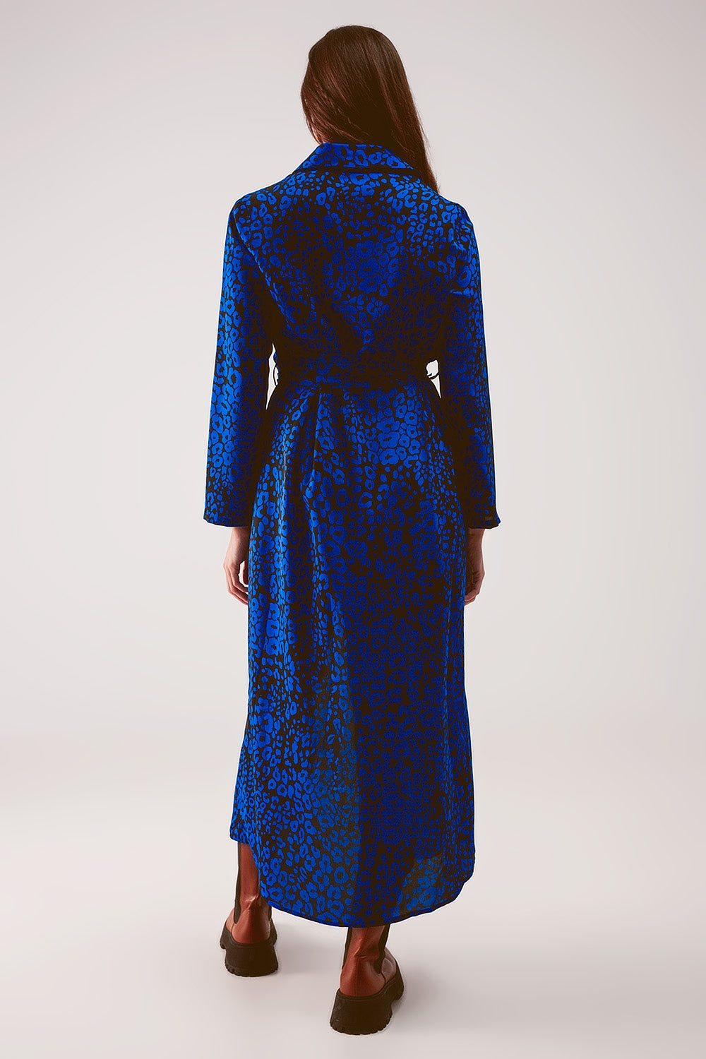 Vestido camisero largo azul con estampado animal y cinturón Q2