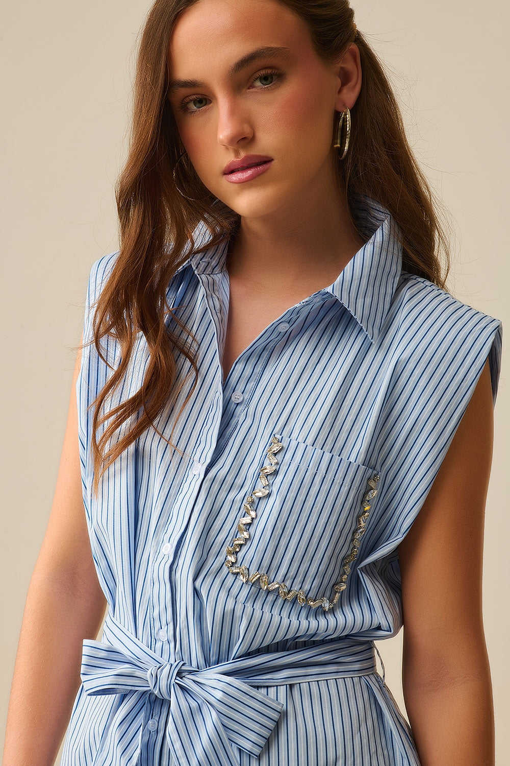 Vestido camisero sin mangas con cinturón y bolsillo bordado Q2