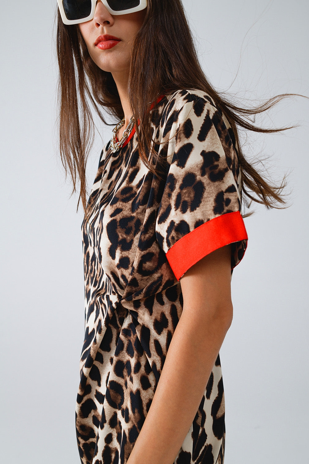 Vestido con estampado de leopardo y detalle de nudo delantero Q2