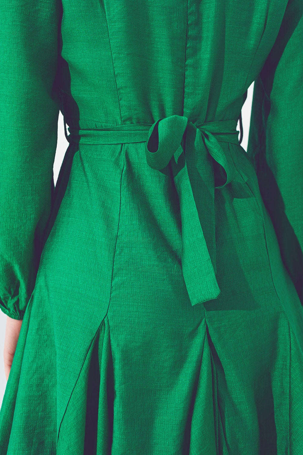 Vestido con volantes y escote en V en verde Q2