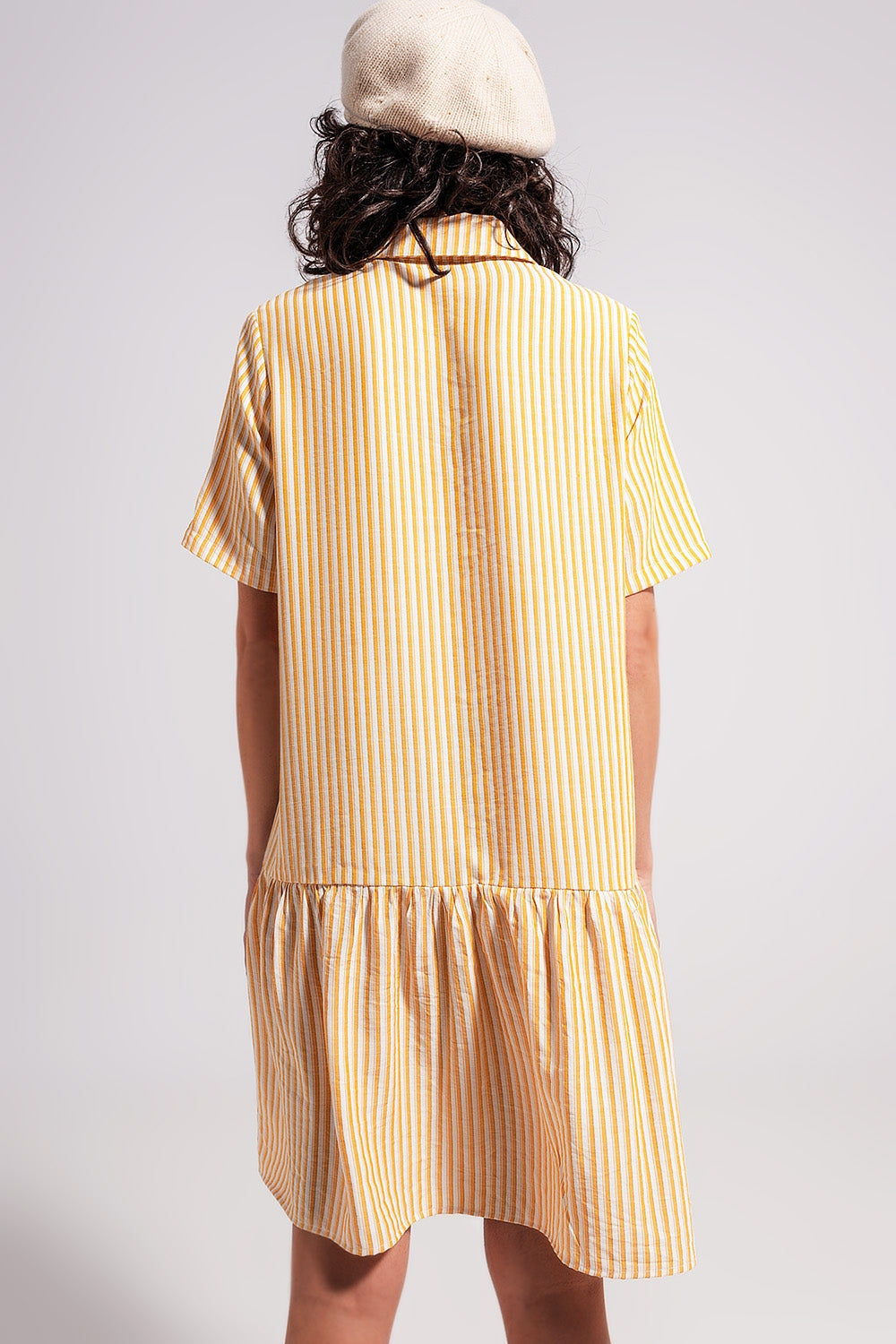 Vestido corto a rayas blancas y amarillas de corte amplio Q2