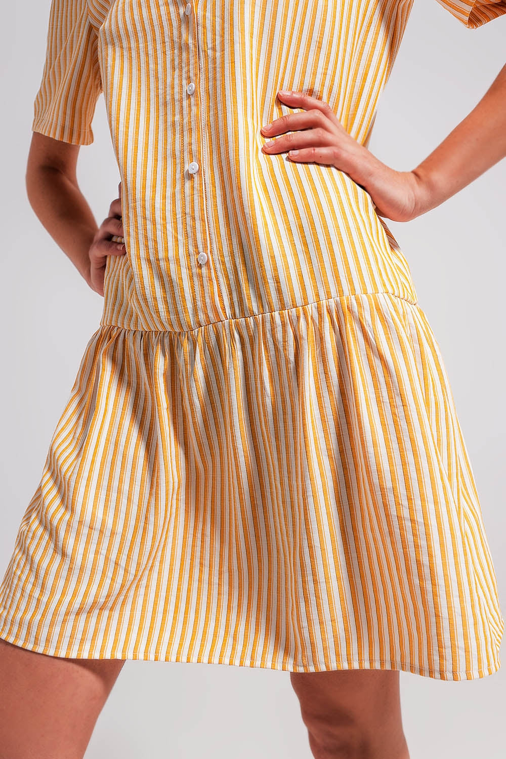 Vestido corto a rayas blancas y amarillas de corte amplio Q2