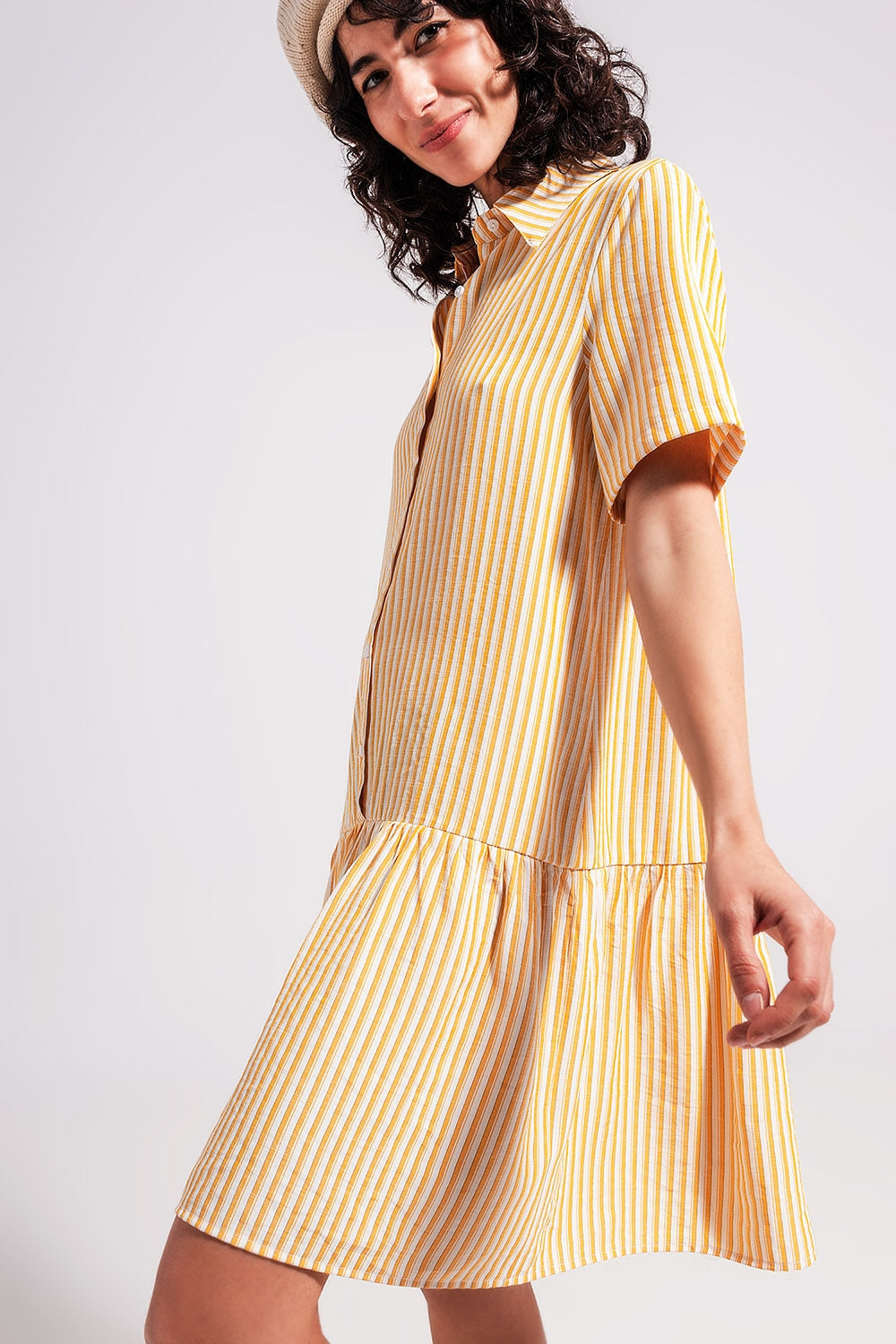 Vestido corto a rayas blancas y amarillas de corte amplio Q2