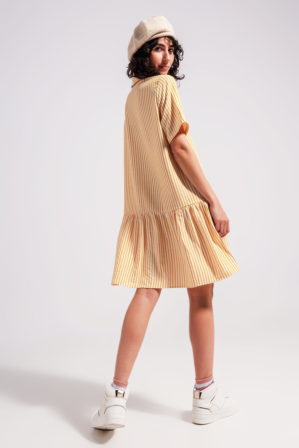 Vestido corto a rayas blancas y amarillas de corte amplio Q2