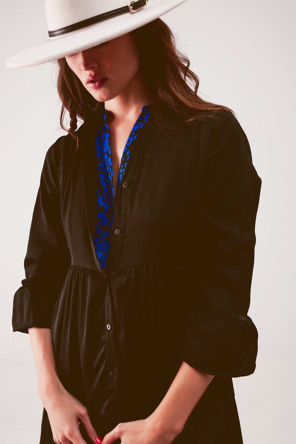 Vestido corto amplio con diseño escalonado en negro Q2