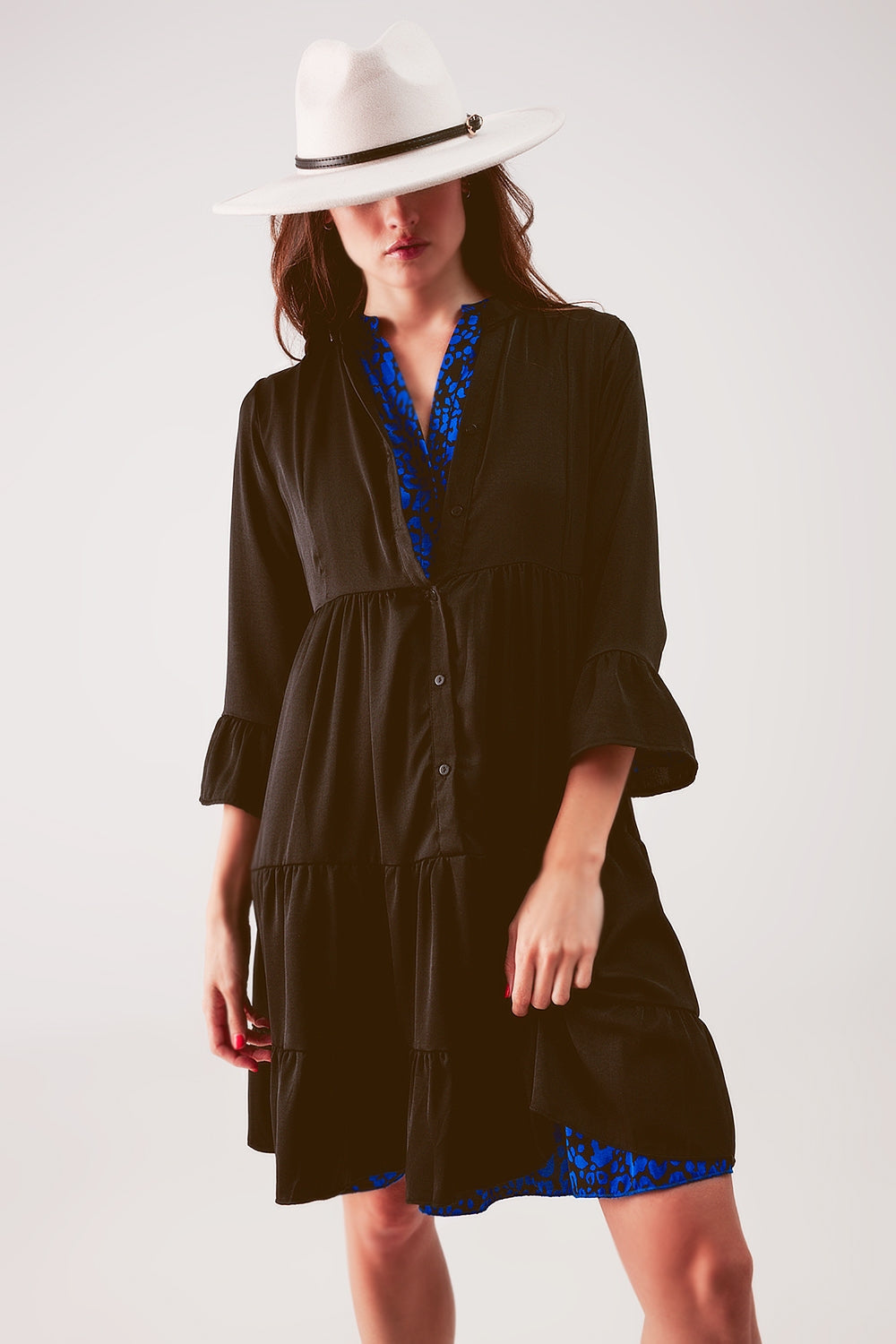 Vestido corto amplio con diseño escalonado en negro Q2