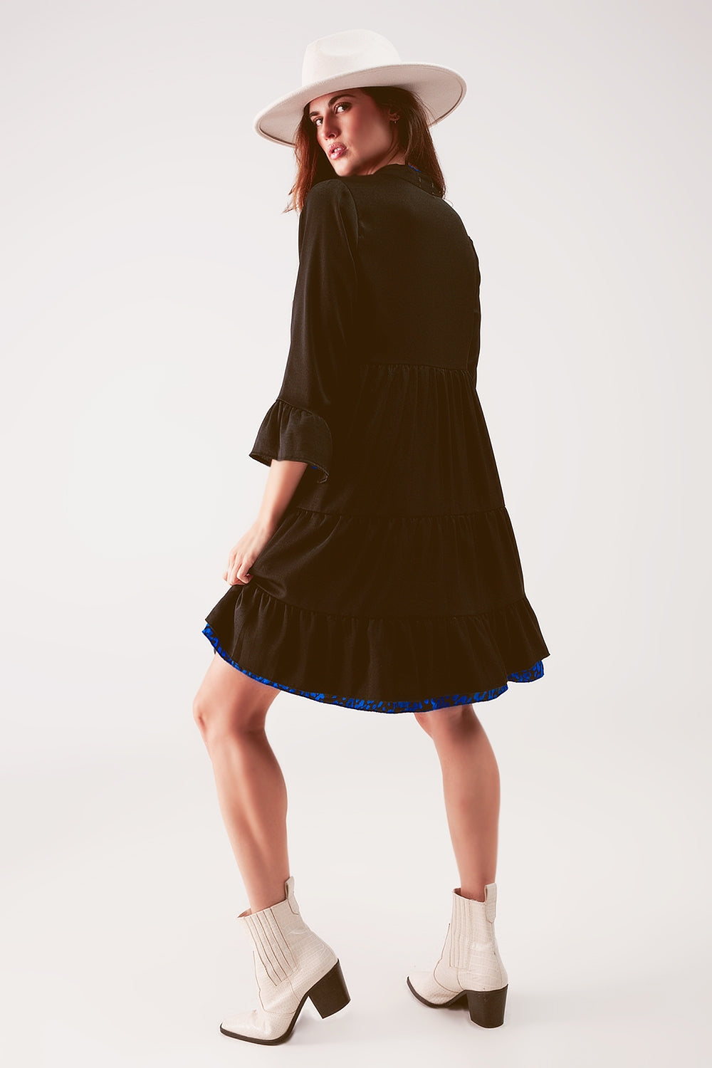 Vestido corto amplio con diseño escalonado en negro Q2