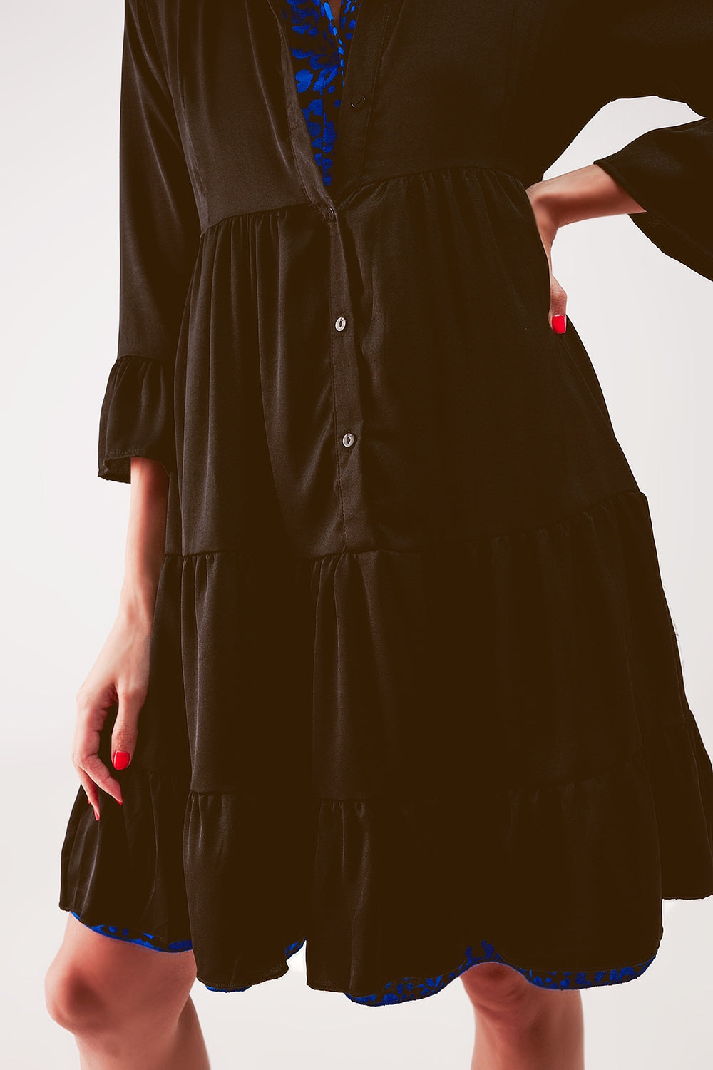 Vestido corto amplio con diseño escalonado en negro Q2