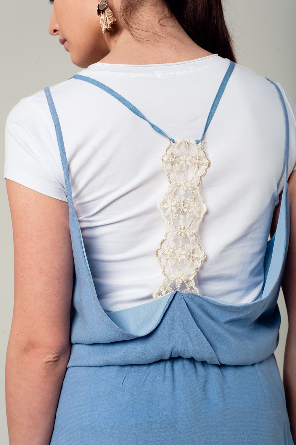 Vestido corto azul con detalle en la espalda Q2