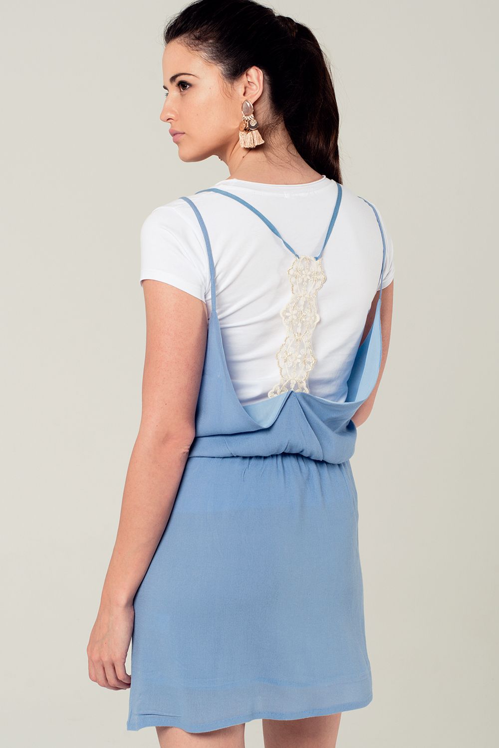 Vestido corto azul con detalle en la espalda Q2