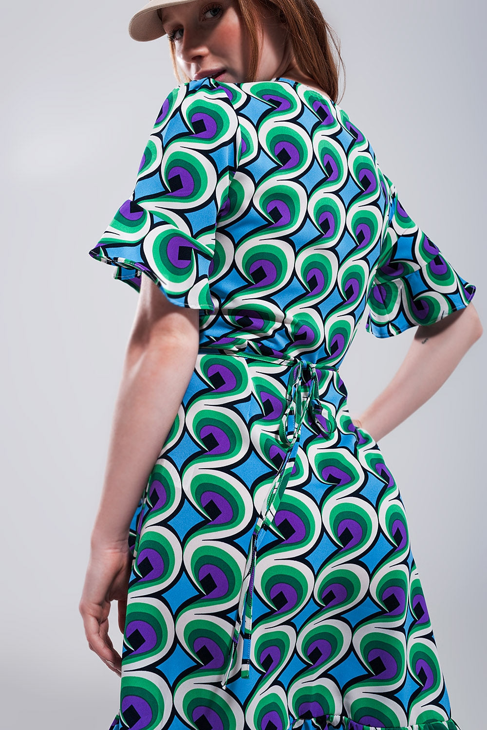 Vestido corto azul cruzado con volantes en el bajo y estampado estilo años 70 Q2