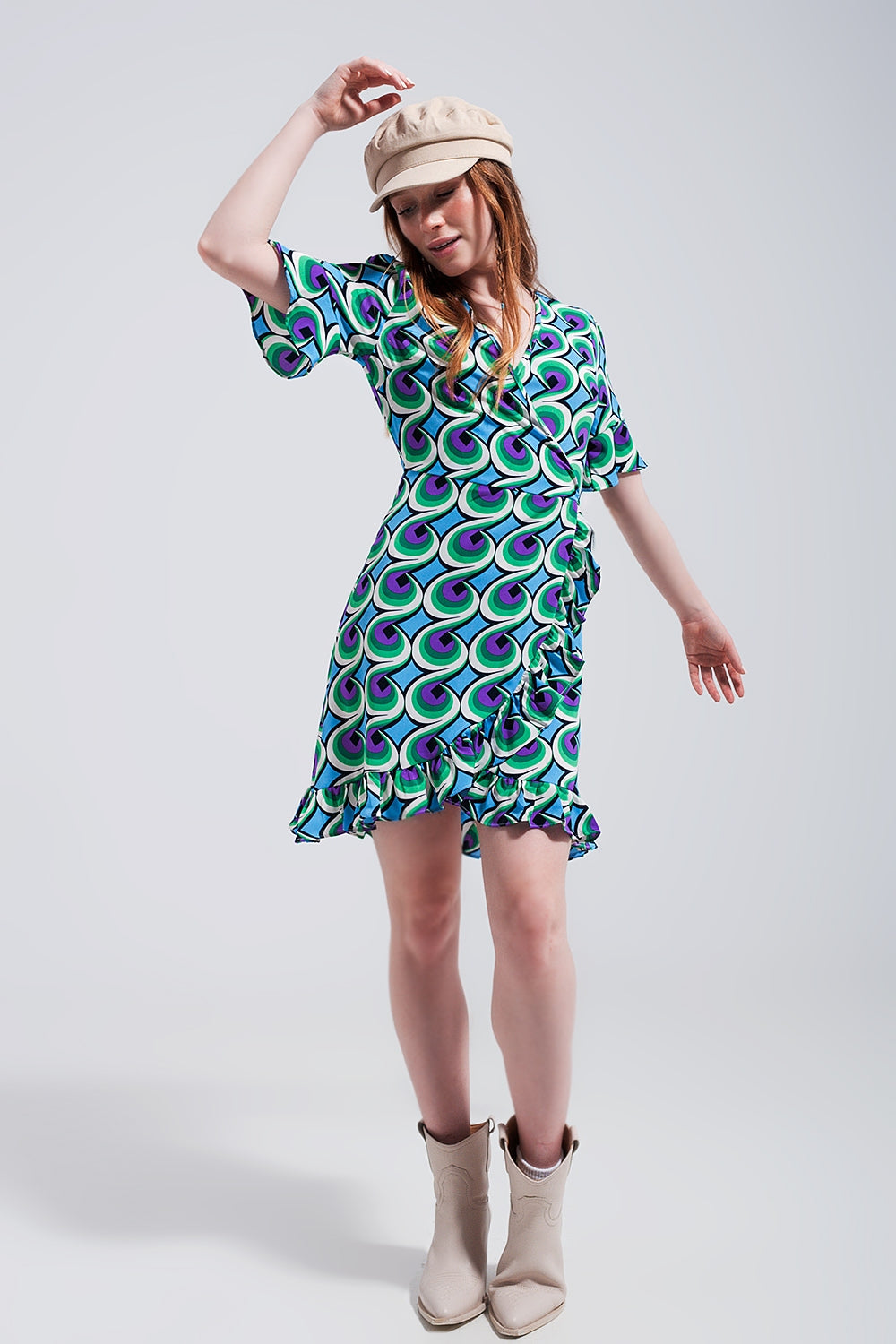 Vestido corto azul cruzado con volantes en el bajo y estampado estilo años 70 Q2