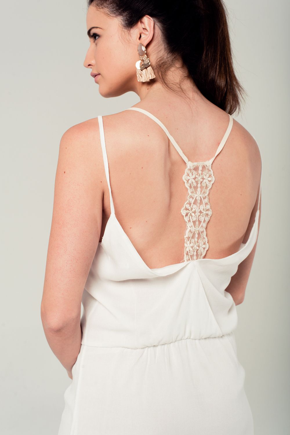Vestido corto blanco con detalle en la espalda Q2