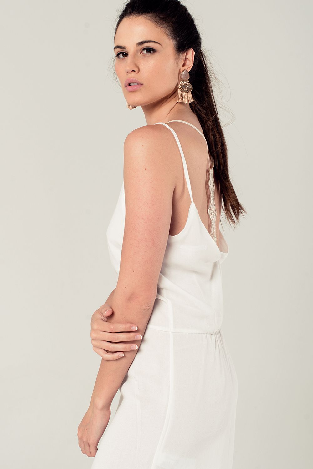Vestido corto blanco con detalle en la espalda Q2