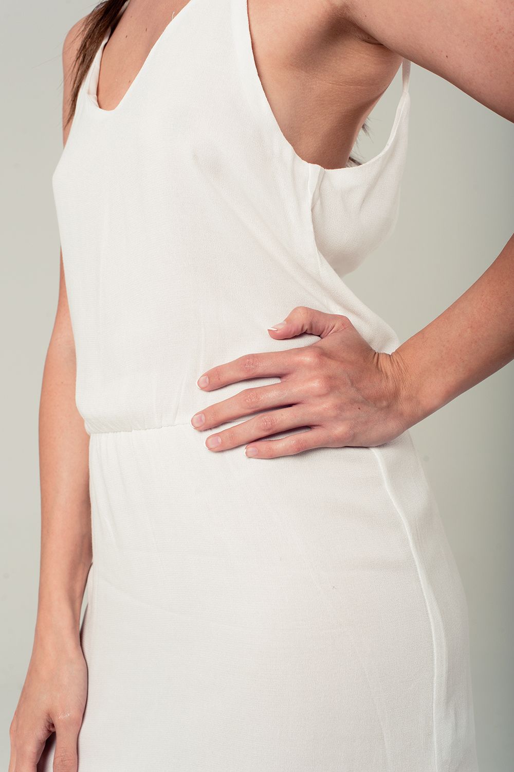 Vestido corto blanco con detalle en la espalda Q2