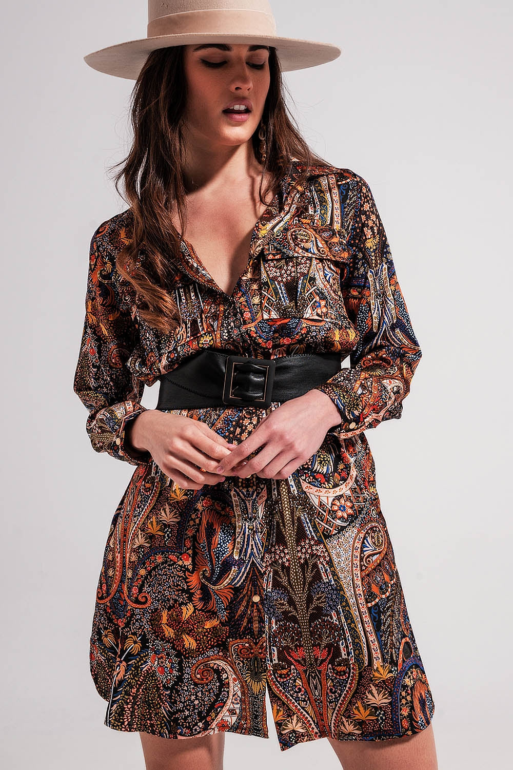 Vestido corto color negro de manga larga con estampado de cachemir Q2