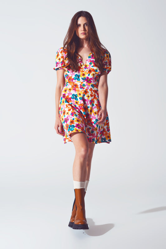 Q2 Vestido corto con cintura fruncida en estampado floral multicolor