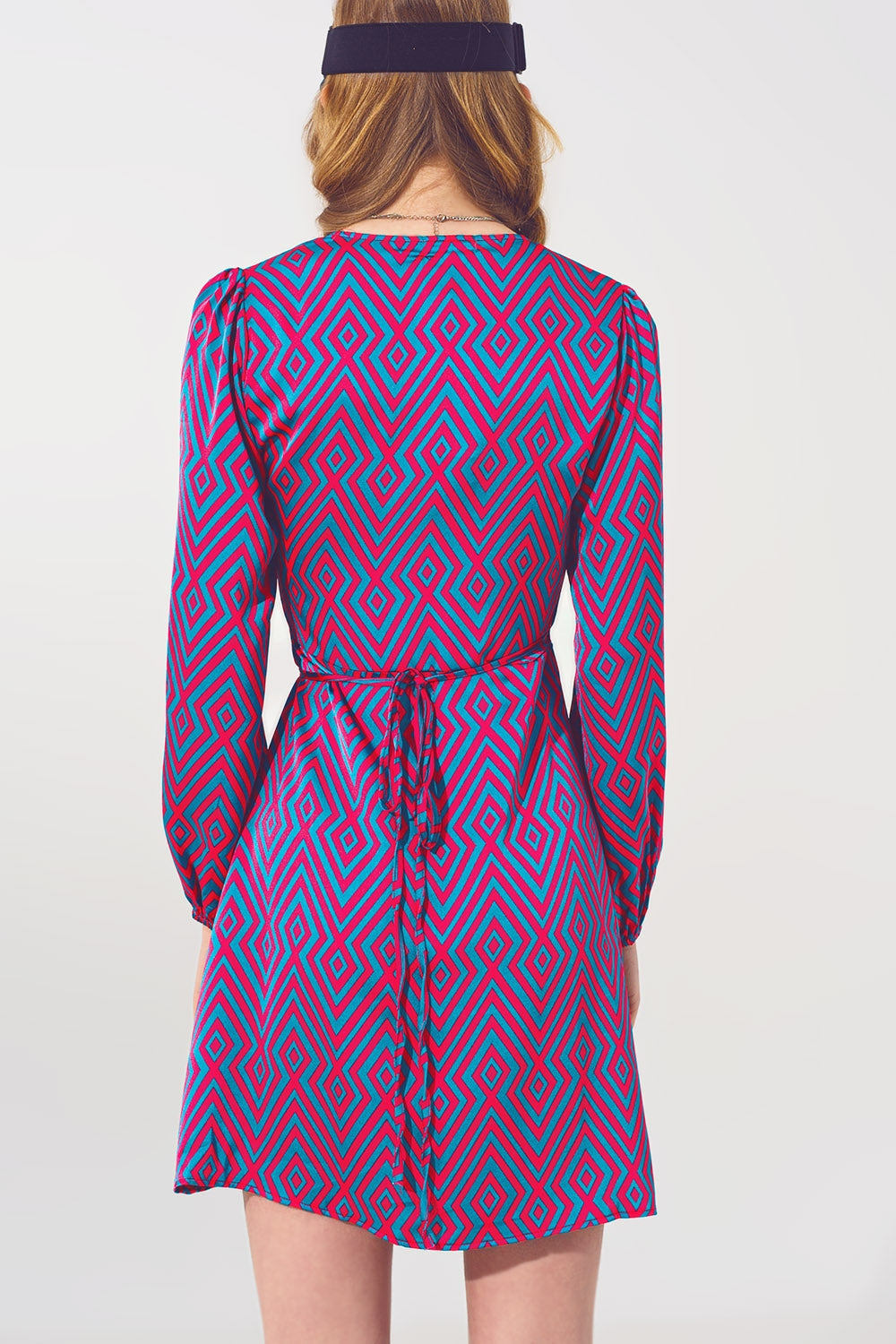 Vestido corto con cuello en V y estampado geométrico Q2