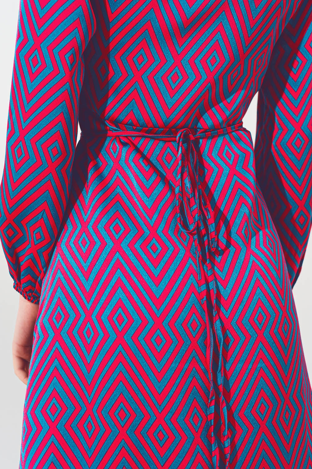 Vestido corto con cuello en V y estampado geométrico Q2