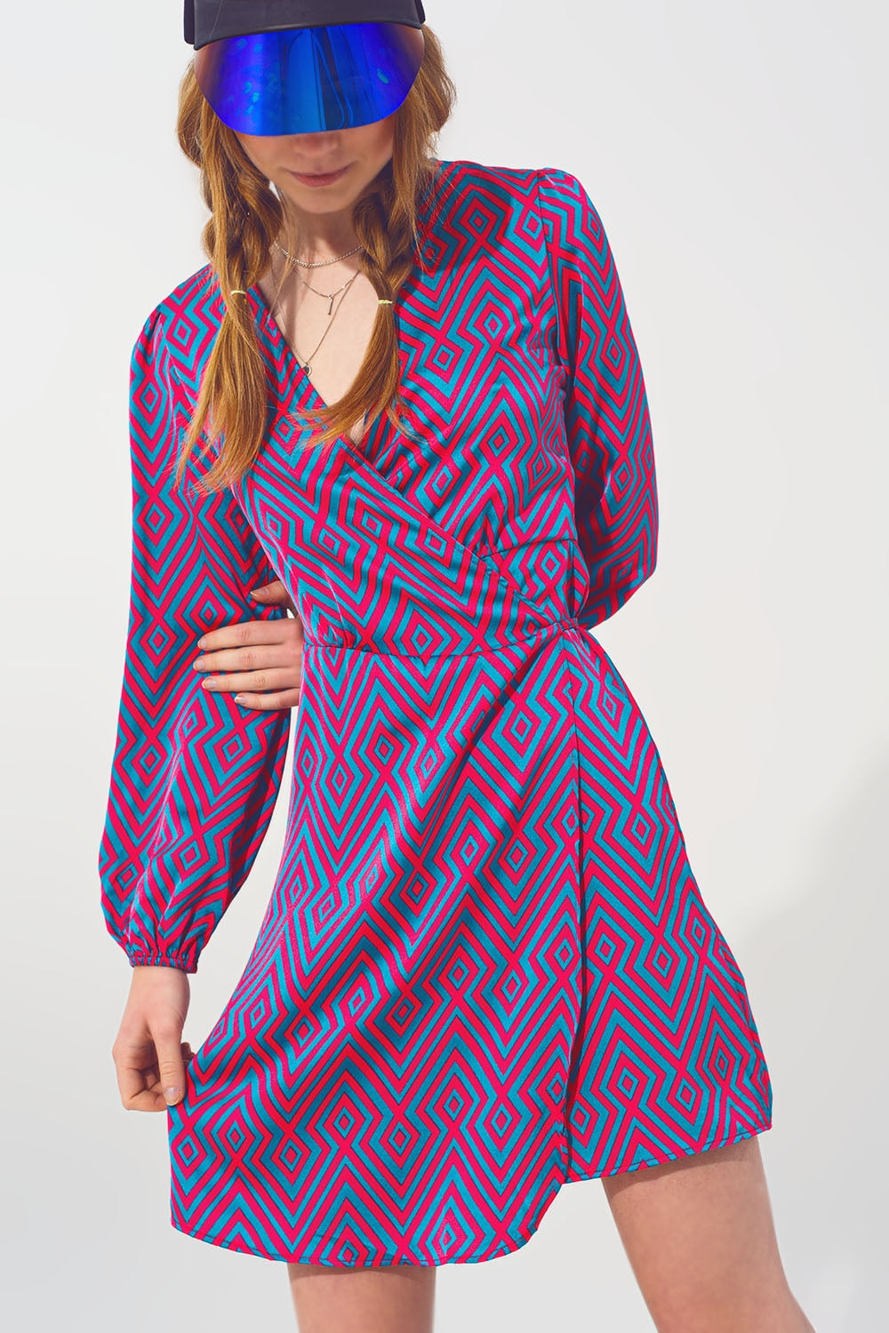 Q2 Vestido corto con cuello en V y estampado geométrico