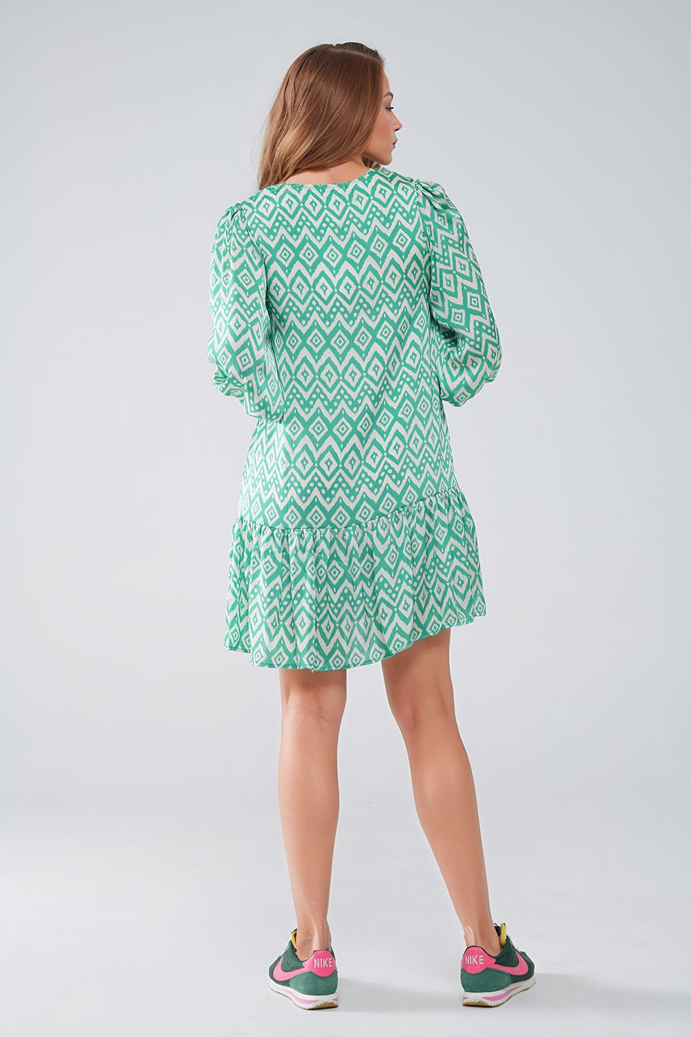 Vestido corto con detalle de lazo en la parte delantera en estampado étnico verde Q2