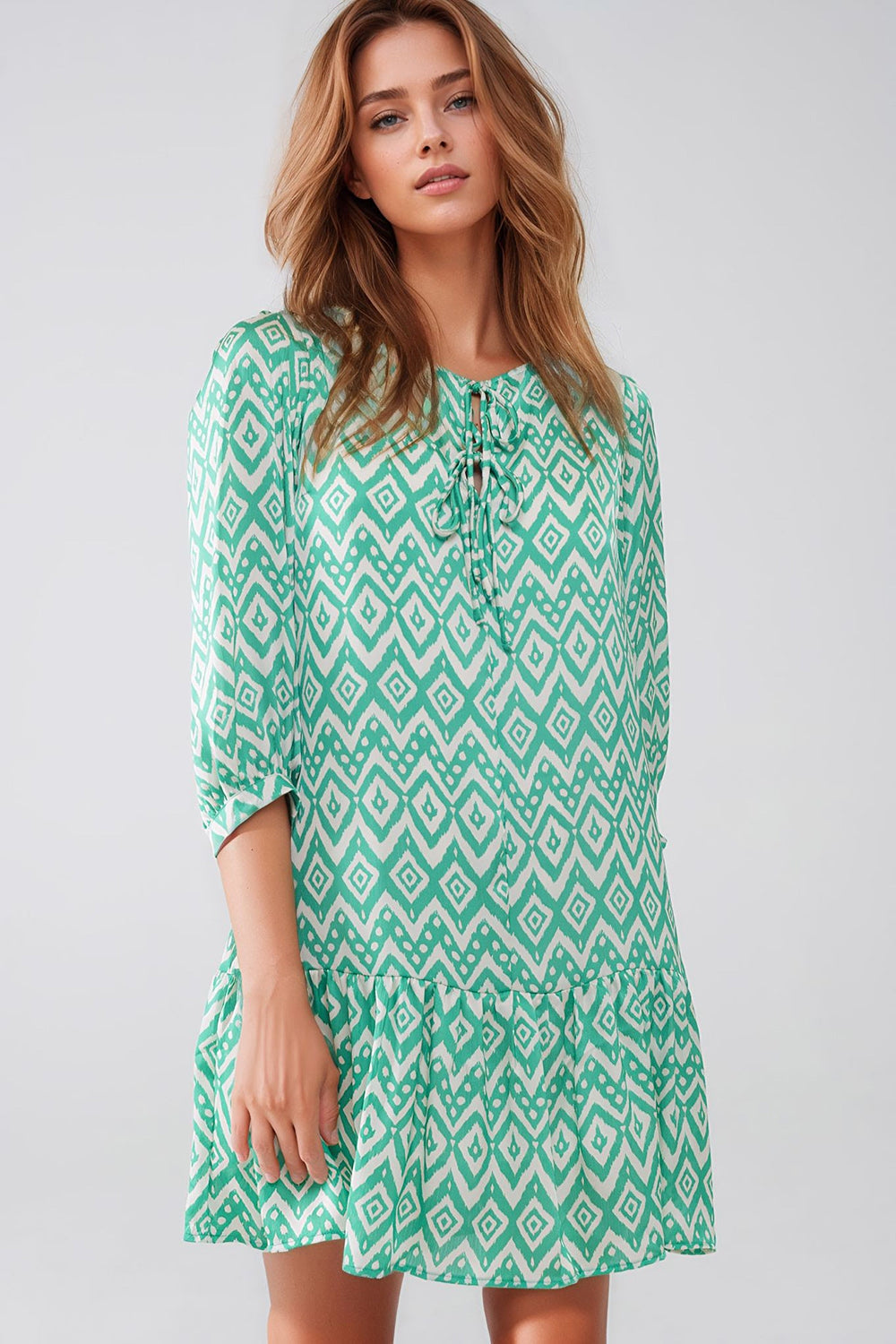 Vestido corto con detalle de lazo en la parte delantera en estampado étnico verde Q2