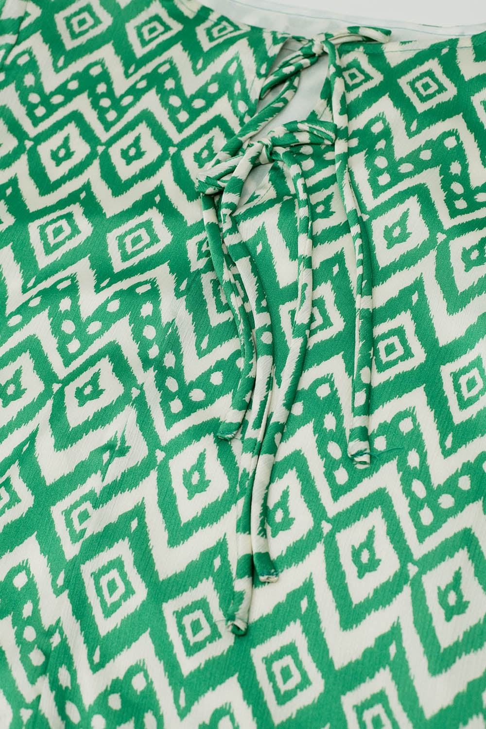 Vestido corto con detalle de lazo en la parte delantera en estampado étnico verde Q2