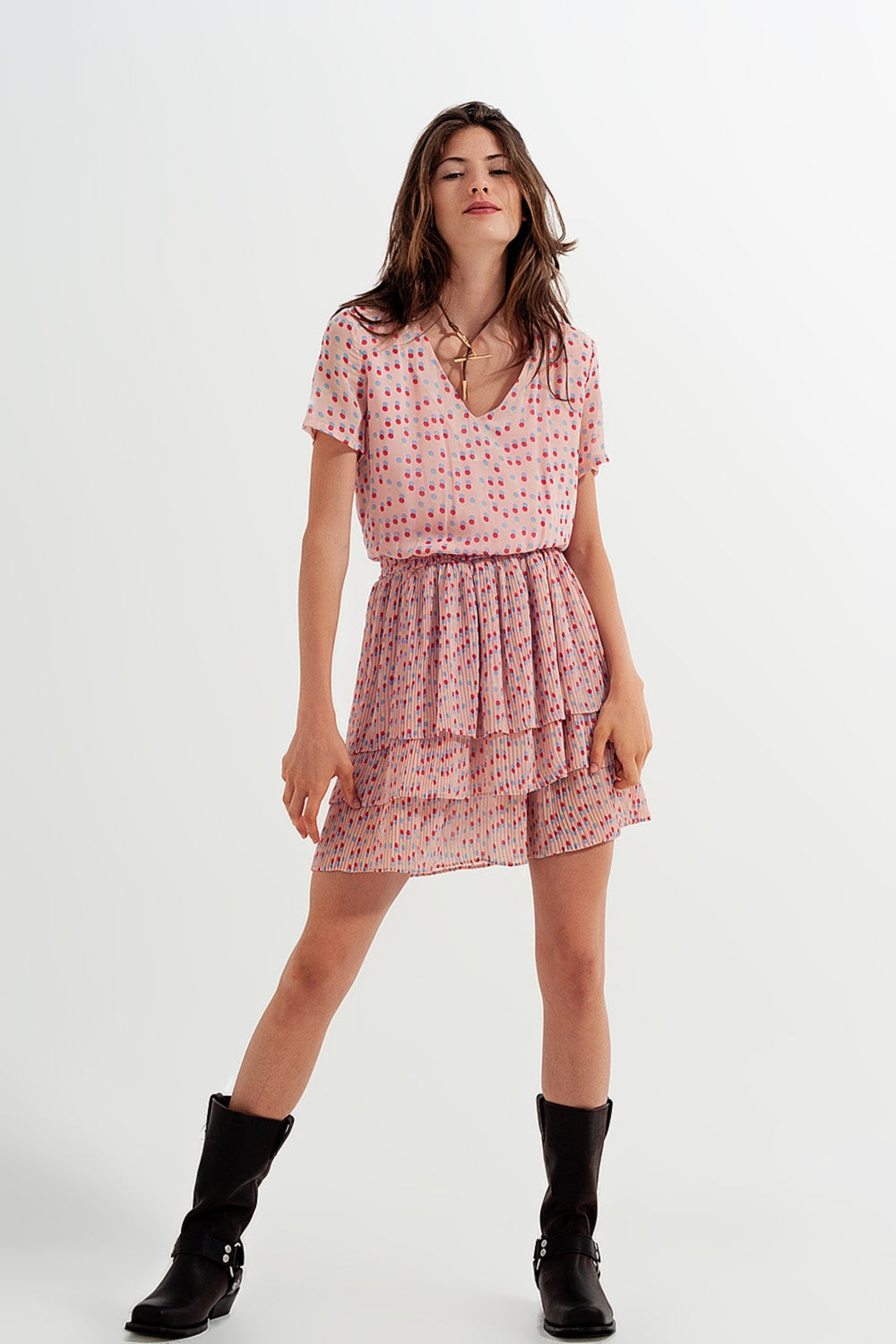 Vestido corto con diseño fruncido y sobrefalda en rosado Q2