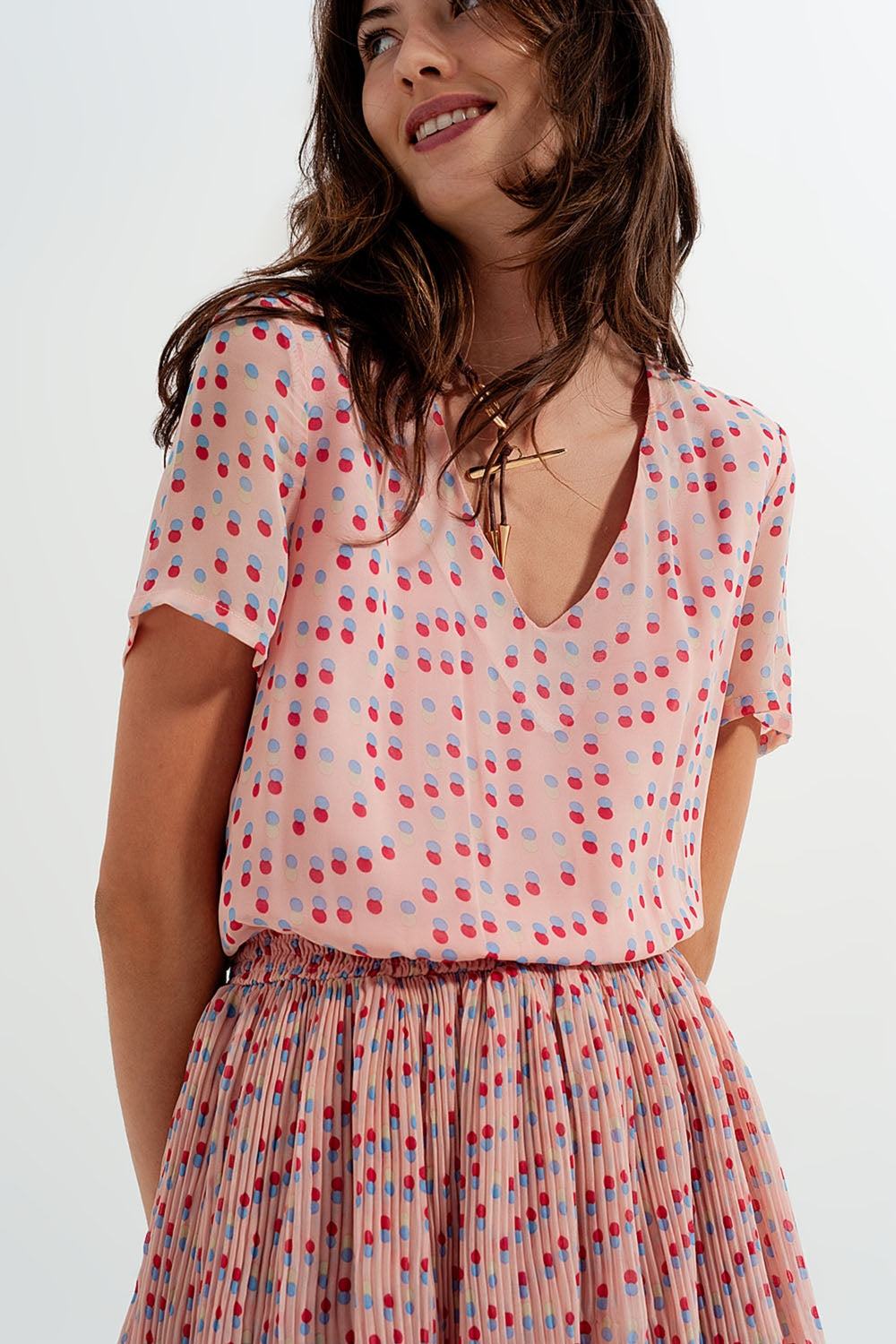 Vestido corto con diseño fruncido y sobrefalda en rosado Q2