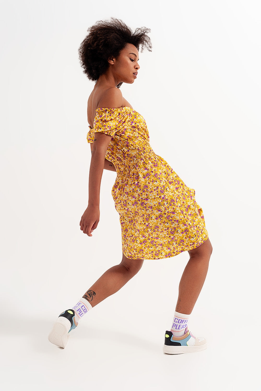 Vestido corto con escote Bardot detalle fruncido y volantes con estampado floral amarillo Q2