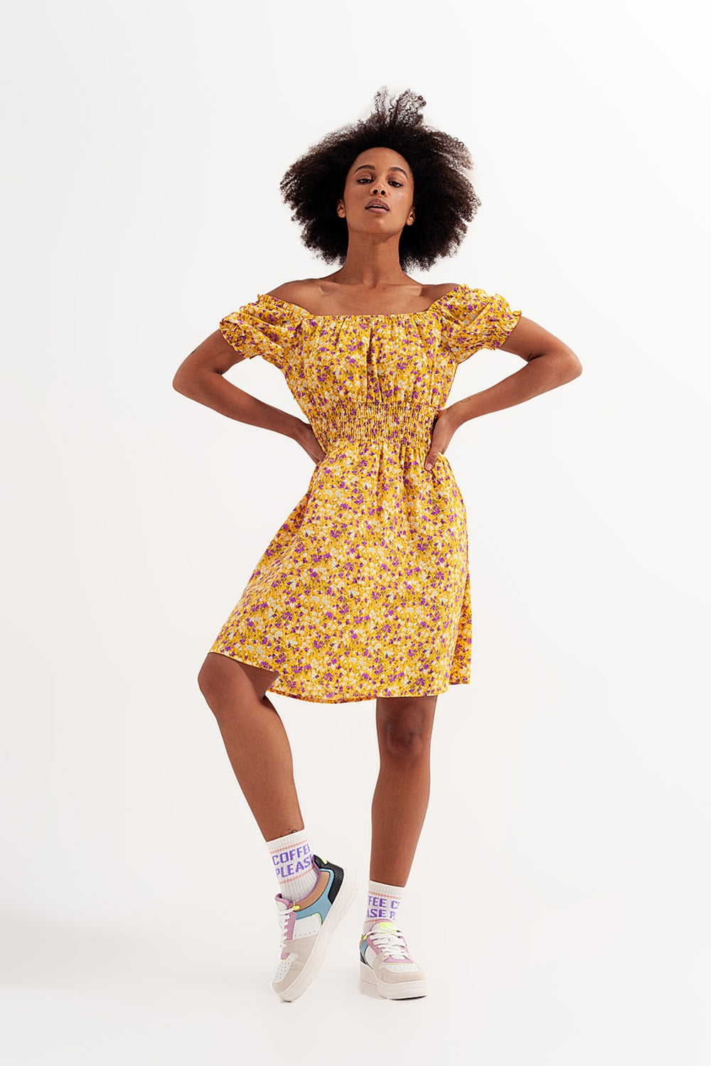Vestido corto con escote Bardot detalle fruncido y volantes con estampado floral amarillo Q2