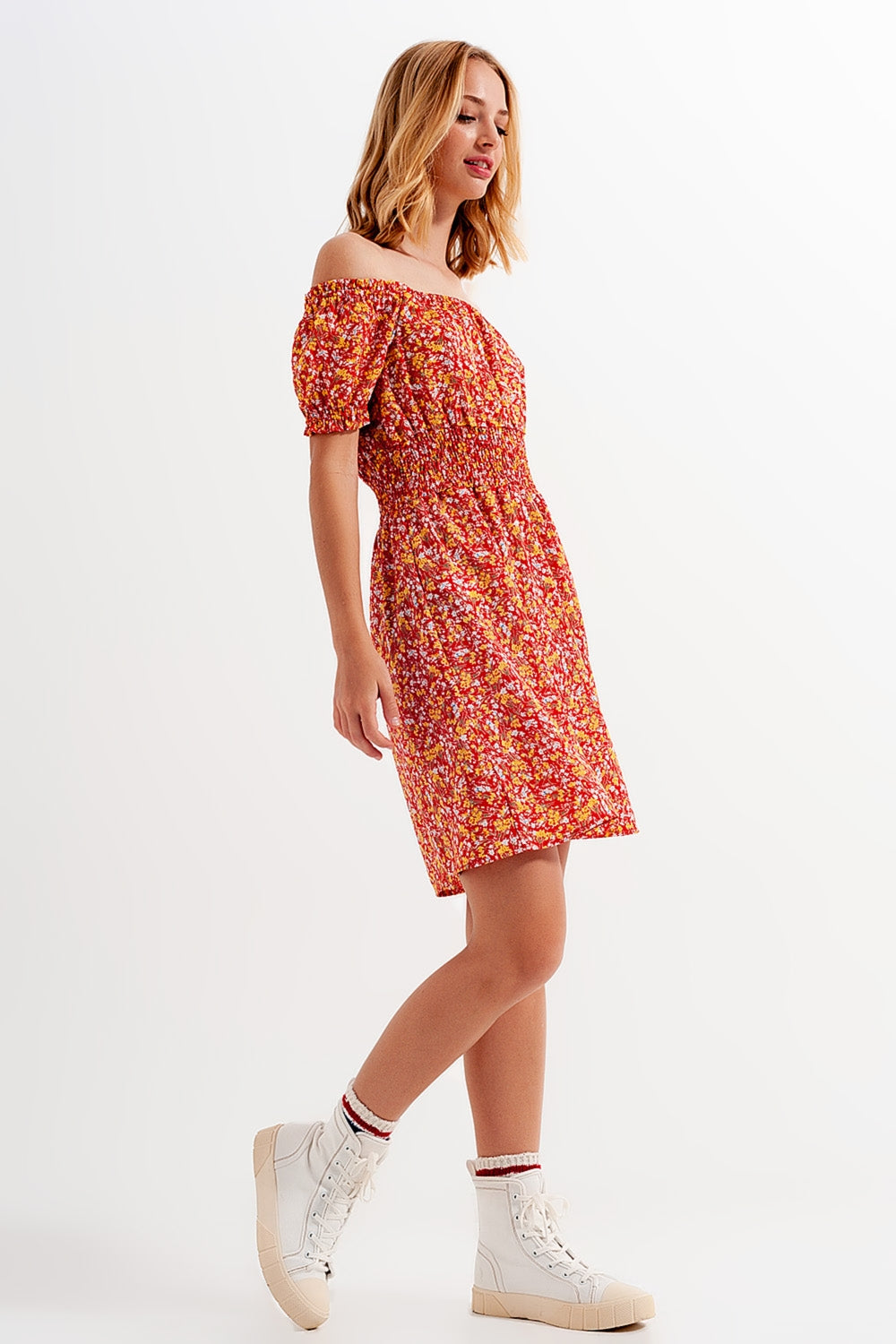 Vestido corto con escote Bardot detalle fruncido y volantes con estampado floral rojo Q2