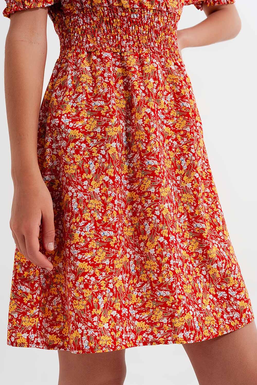 Vestido corto con escote Bardot detalle fruncido y volantes con estampado floral rojo Q2