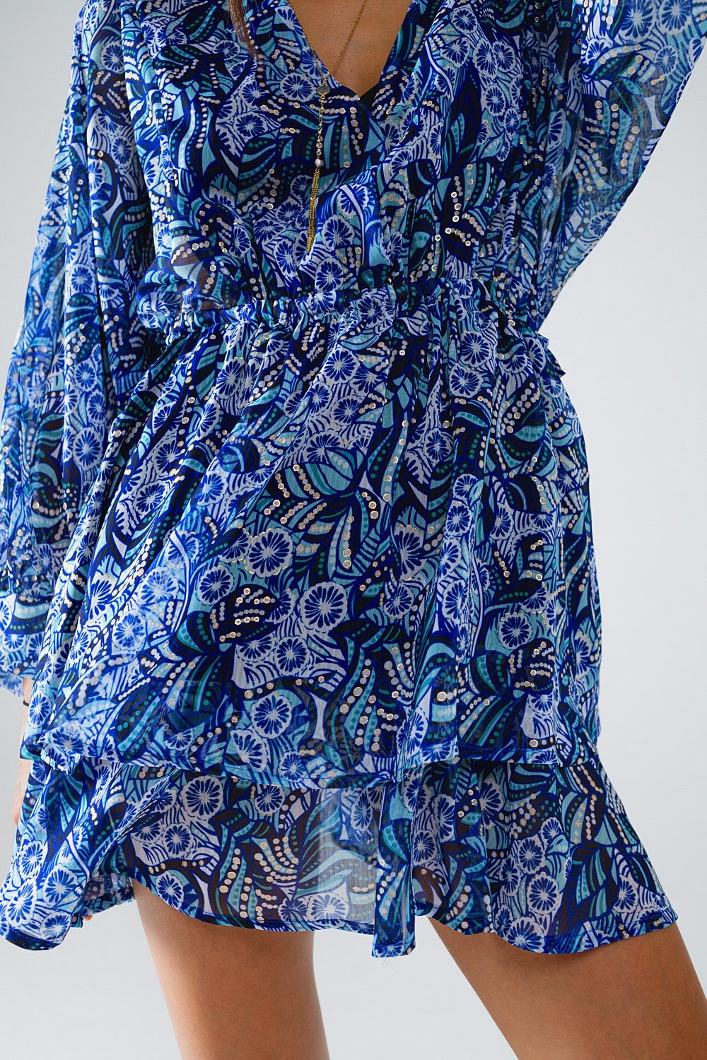 Vestido corto con estampado abstracto azul y cintura ajustable Q2