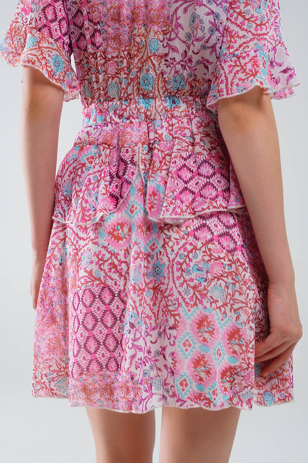 Vestido corto con estampado abstracto y falda de volantes en tonos rosas Q2