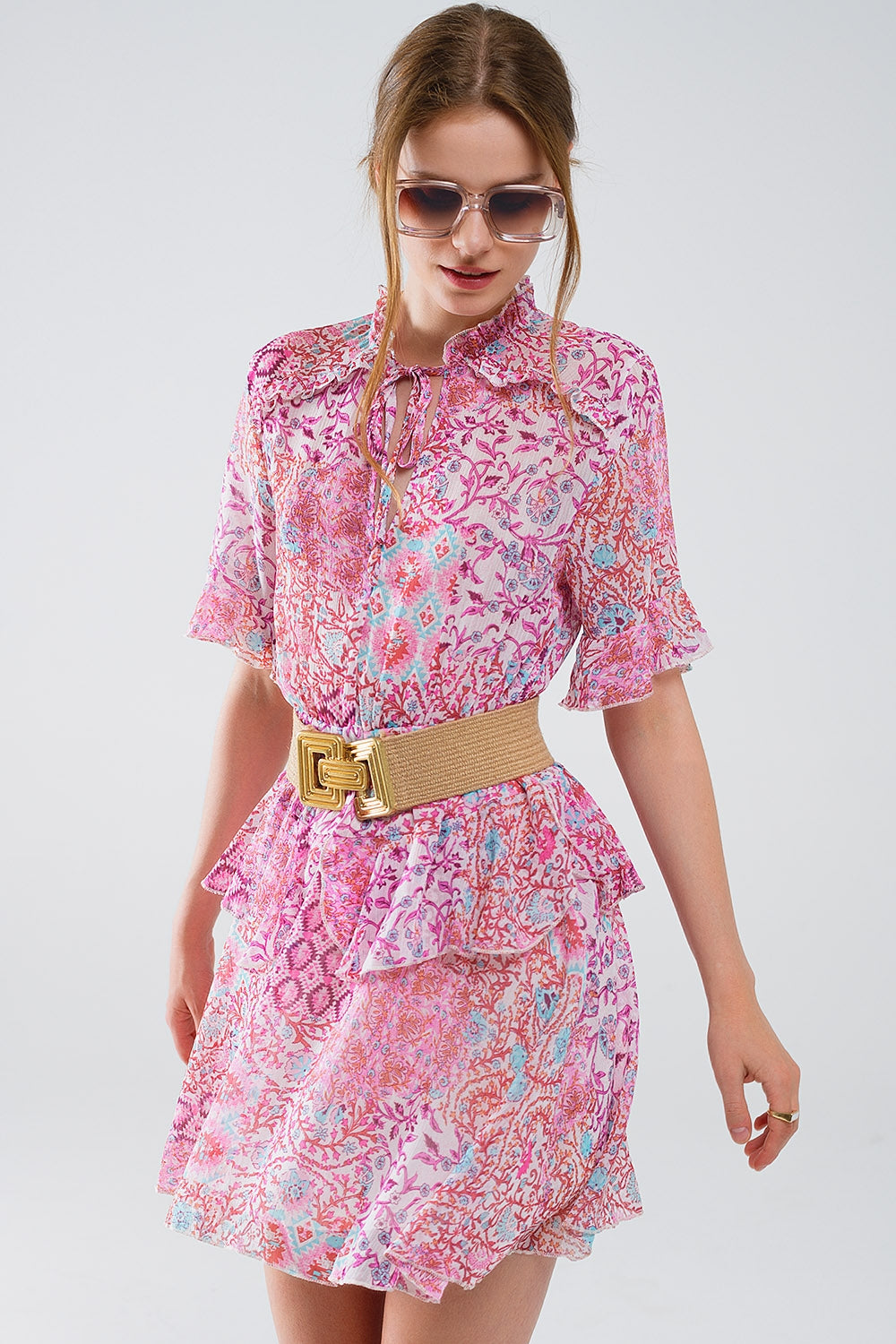 Vestido corto con estampado abstracto y falda de volantes en tonos rosas Q2