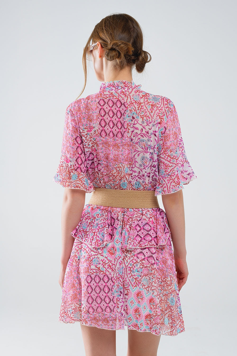 Vestido corto con estampado abstracto y falda de volantes en tonos rosas Q2