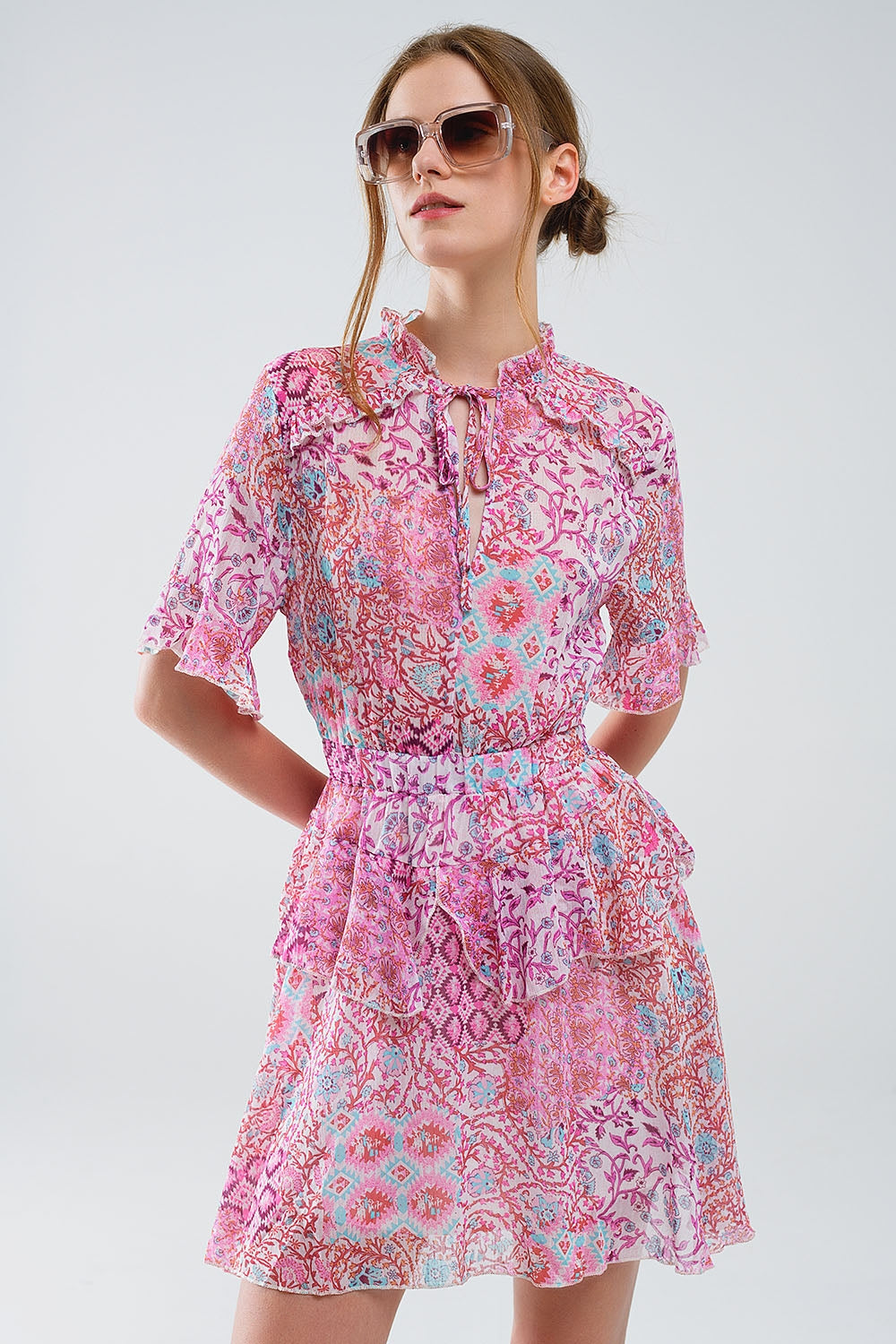 Vestido corto con estampado abstracto y falda de volantes en tonos rosas Q2