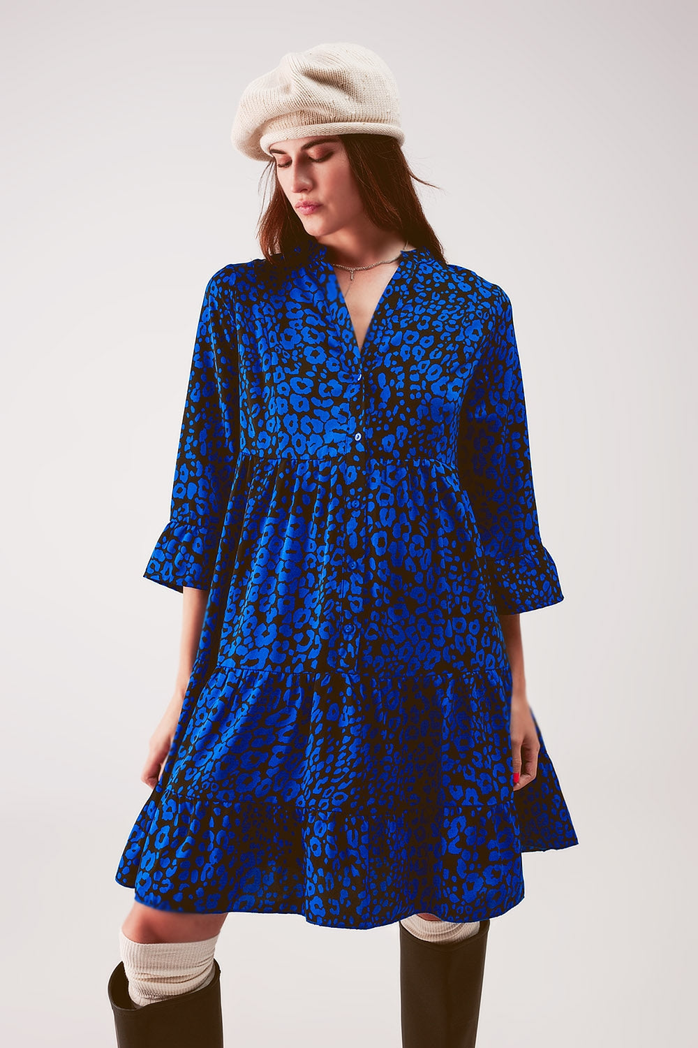 Vestido corto con estampado animal azul amplio y falda escalonada Q2