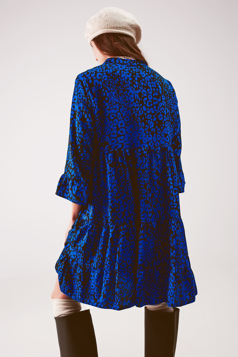 Vestido corto con estampado animal azul amplio y falda escalonada Q2
