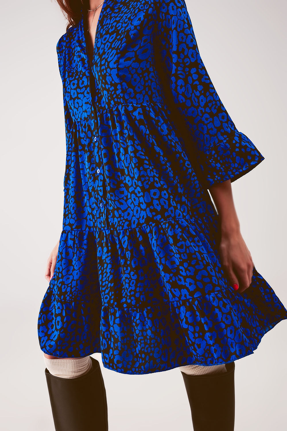 Vestido corto con estampado animal azul amplio y falda escalonada Q2