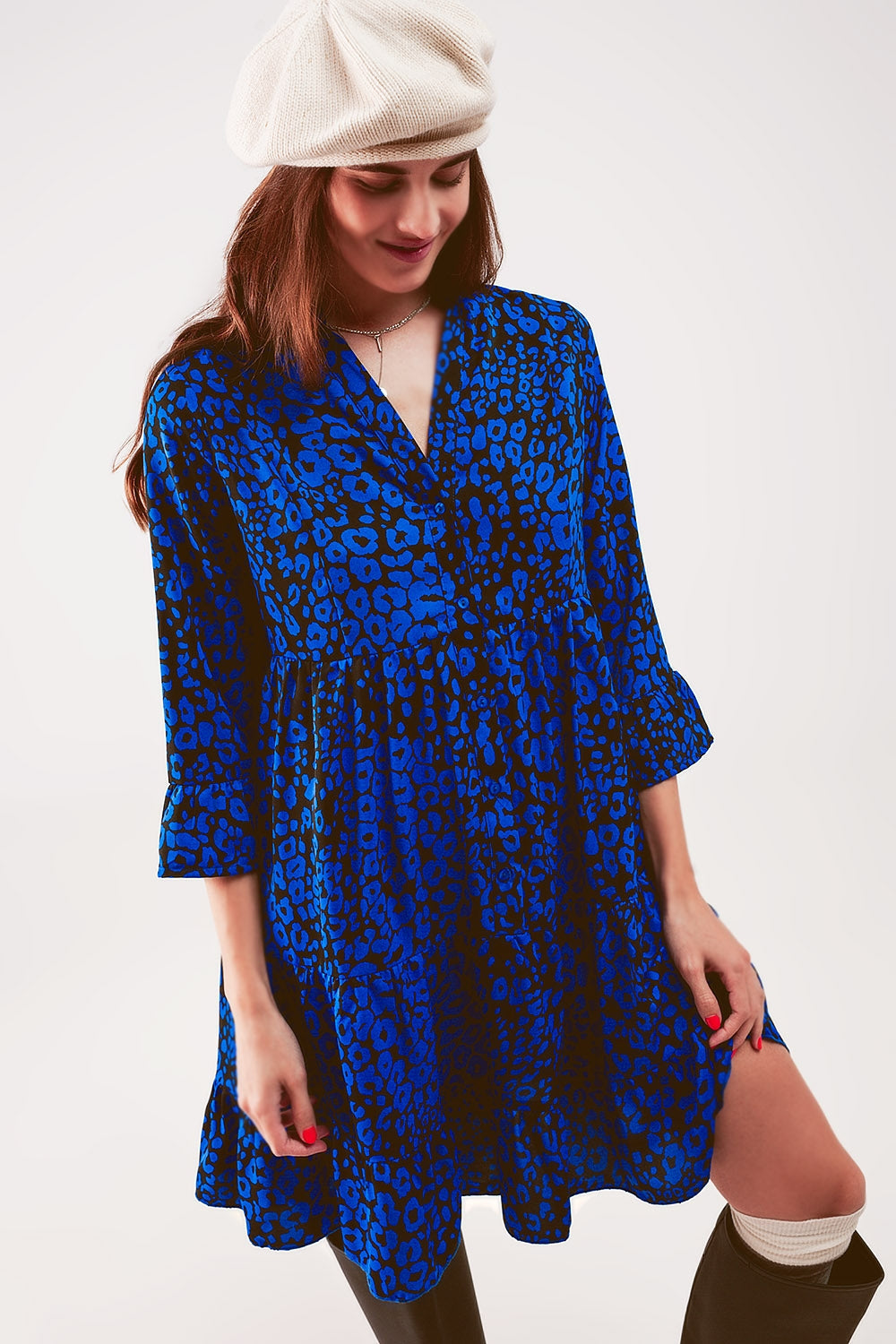 Vestido corto con estampado animal azul amplio y falda escalonada Q2
