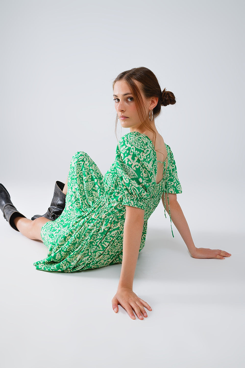 vestido corto con estampado floral y espalda fruncida en verde Q2