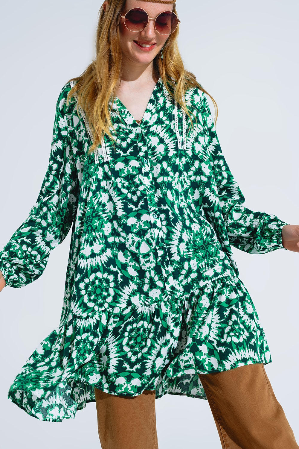 Vestido corto con estampado tie dye mangas largas y ribete de encaje en verde Q2