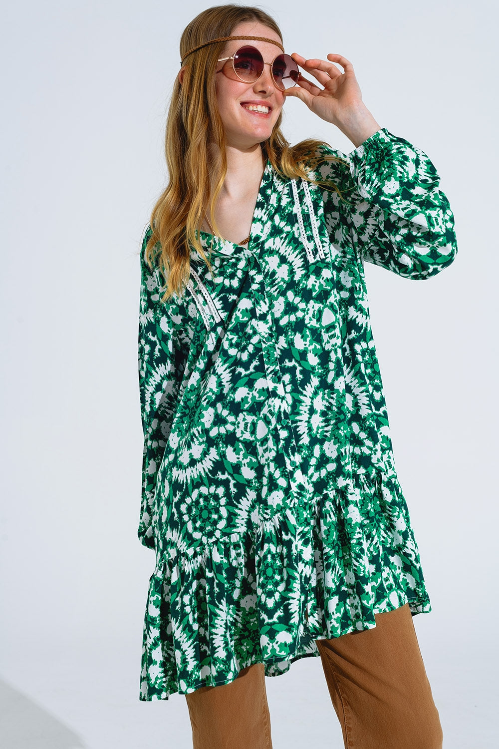 Vestido corto con estampado tie dye mangas largas y ribete de encaje en verde Q2