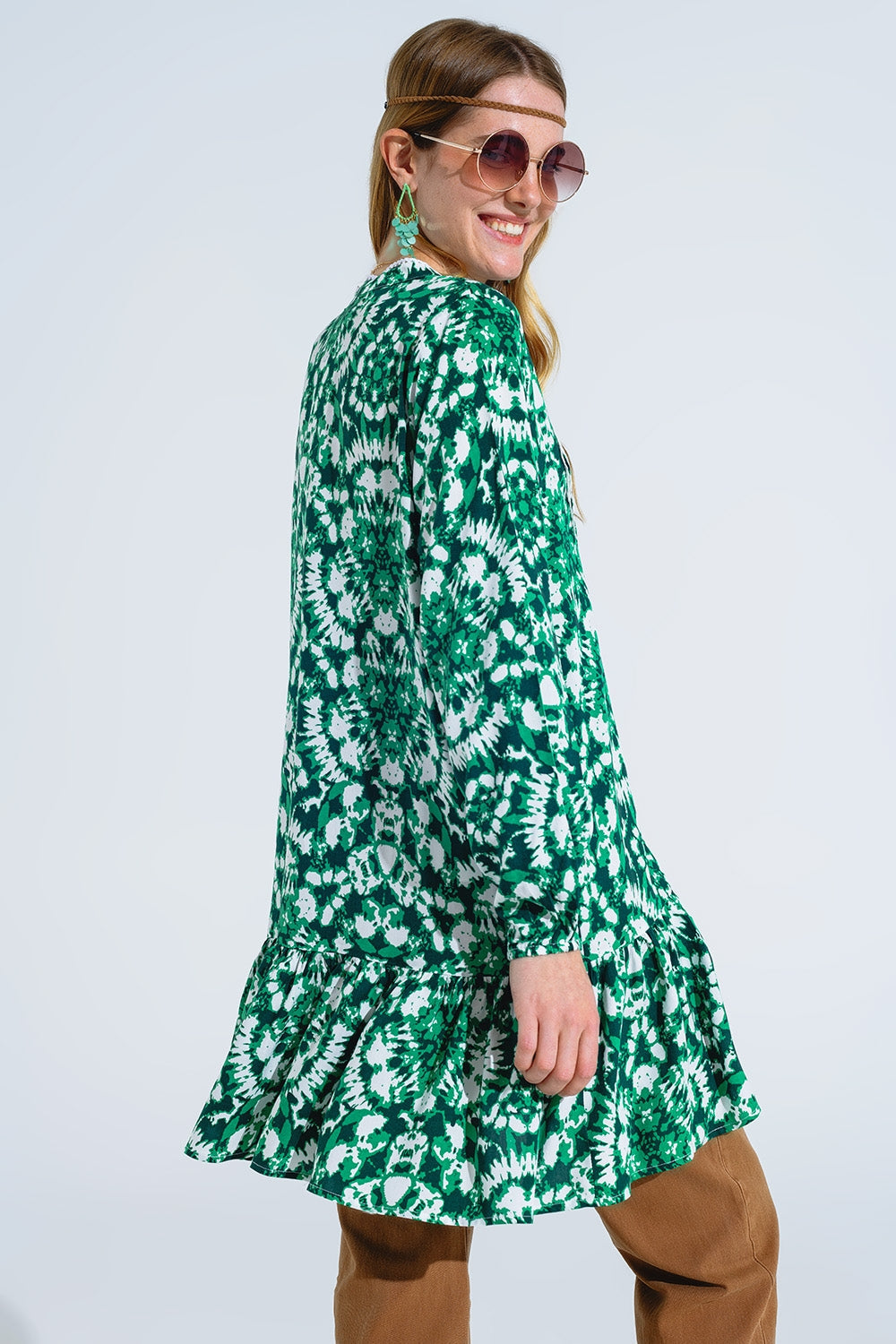 Vestido corto con estampado tie dye mangas largas y ribete de encaje en verde Q2