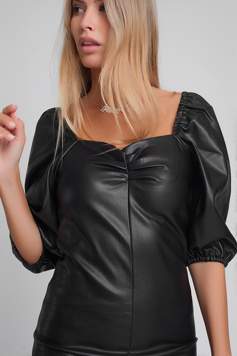 Vestido corto con mangas abullonadas de cuero sintético en negro Q2