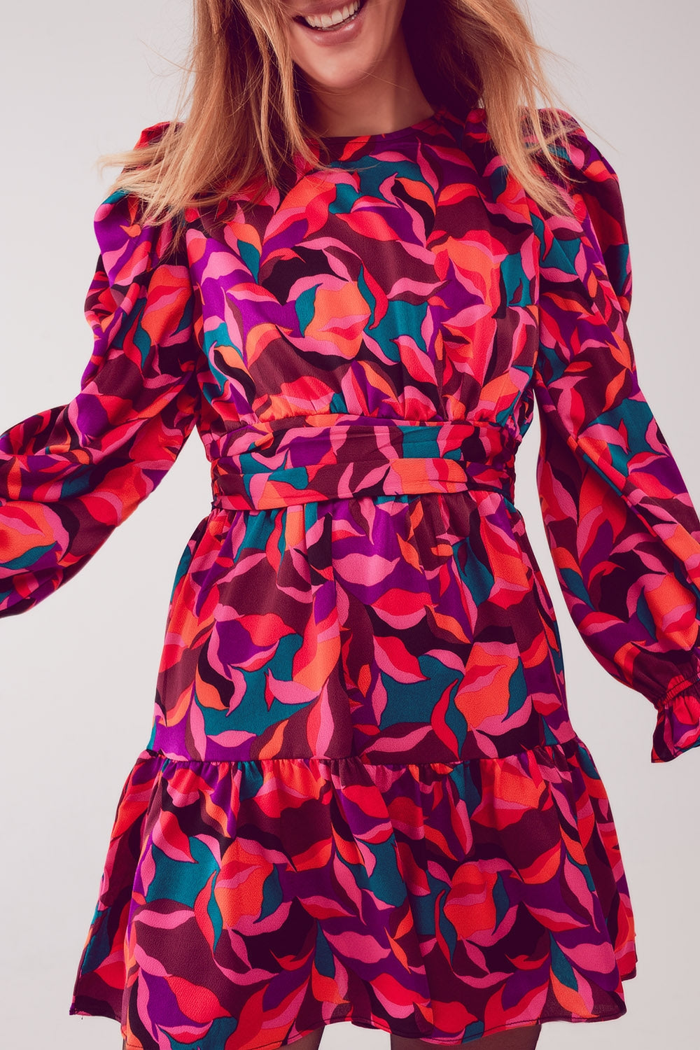 Vestido corto con mangas abullonadas en fucsia Q2
