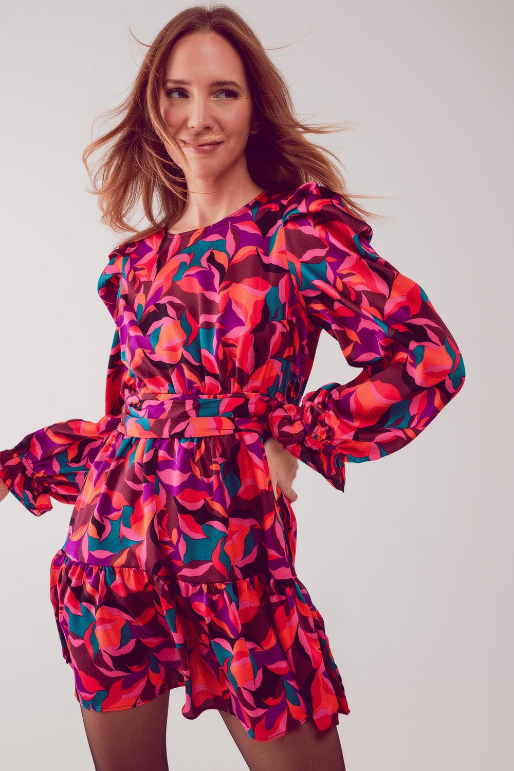 Vestido corto con mangas abullonadas en fucsia Q2