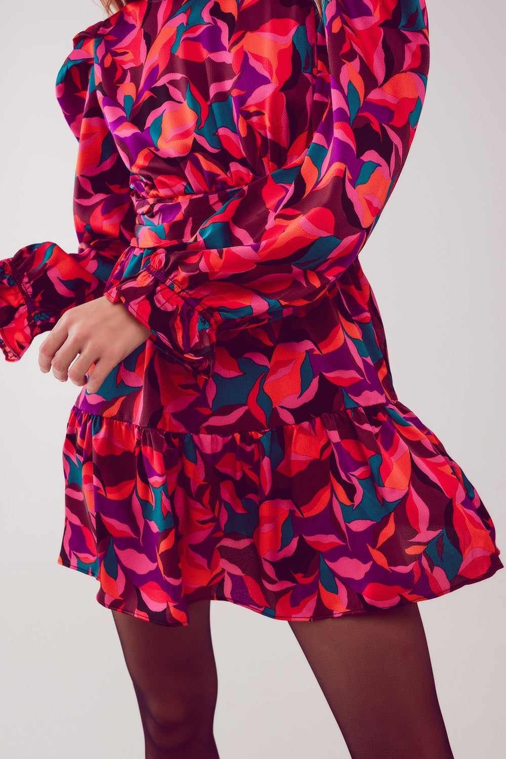 Vestido corto con mangas abullonadas en fucsia Q2